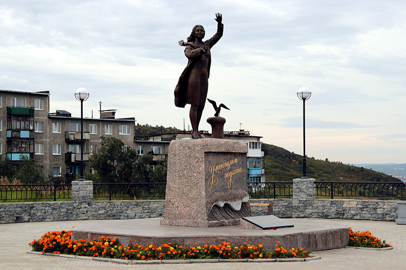 ‘Ждущая’: история памятника в Мурманске